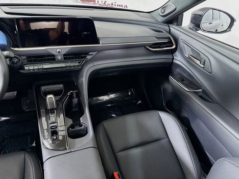 Used 2025 Toyota Crown Signia w/ Advanced Technology Package image 28