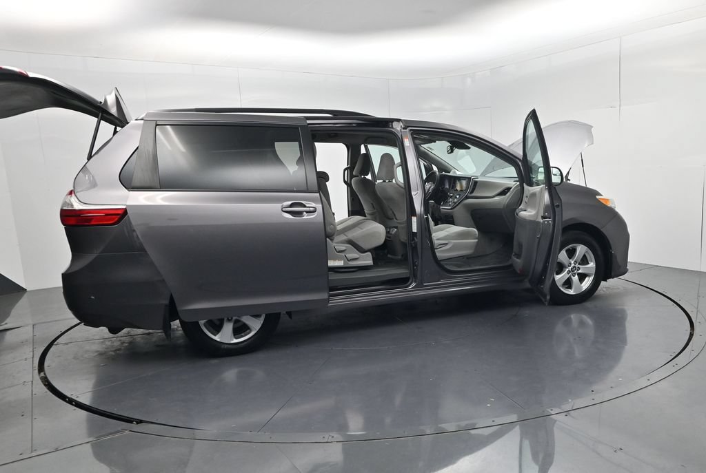 Used 2019 Toyota Sienna LE w/ Carpet Mat Package FWD image 50