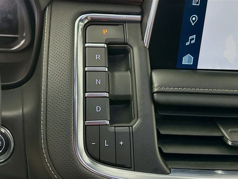 Used 2023 Chevrolet Suburban Premier image 25