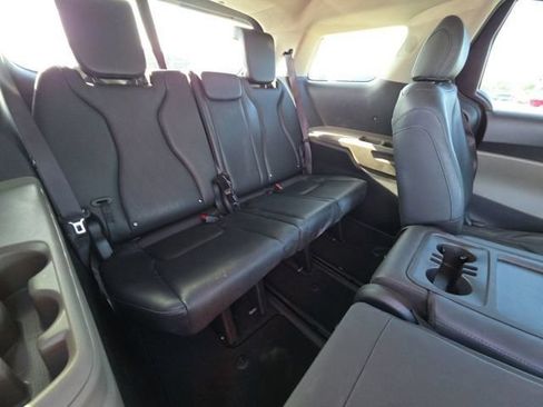Certified 2025 Kia Carnival FWD image 12