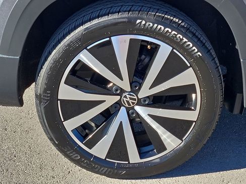 Used 2024 Volkswagen Taos SE image 7