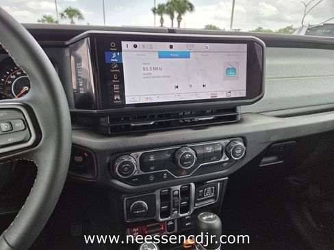 Used 2025 Jeep Wrangler Willys image 8