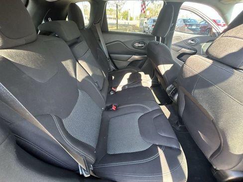 Used 2019 Jeep Cherokee Latitude w/ Popular Appearance Group image 21