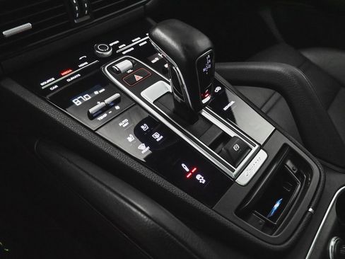 Used 2022 Porsche Cayenne Platinum Edition image 27