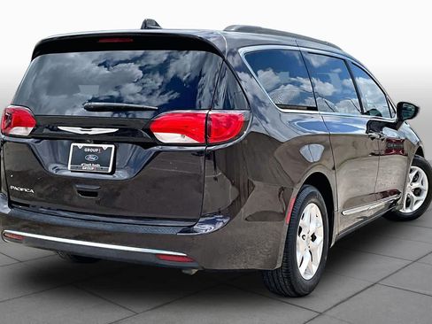 Used 2017 Chrysler Pacifica Touring-L w/ Tire & Wheel Group FWD image 13