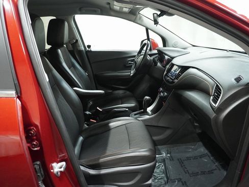 Used 2018 Chevrolet Trax LT w/ LT Convenience Package image 12