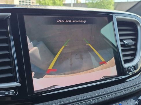 Used 2024 Chrysler Pacifica Touring FWD image 25