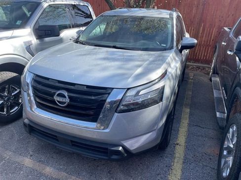 Used 2025 Nissan Pathfinder SV image 2