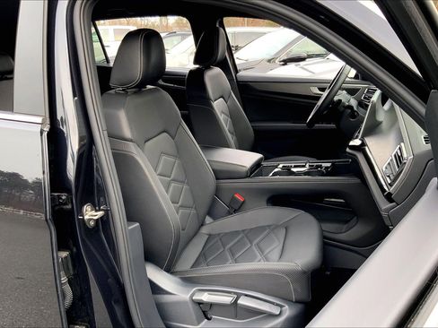 Used 2025 Volkswagen Atlas Cross Sport SE AWD/4WD image 9