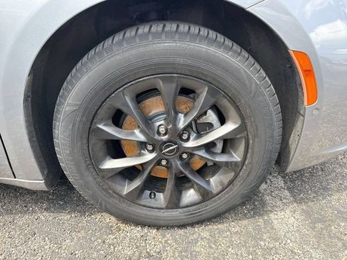 Used 2021 Chrysler Pacifica Touring-L w/ Uconnect Theater Family Group FWD image 5