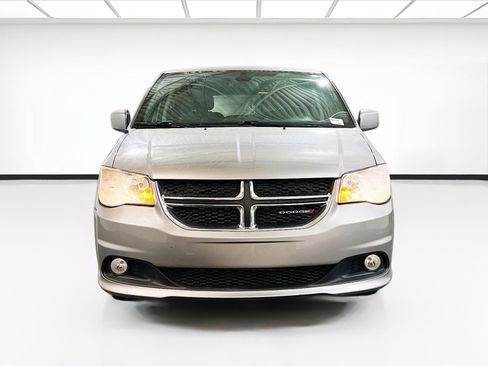 Used 2019 Dodge Grand Caravan SXT image 2