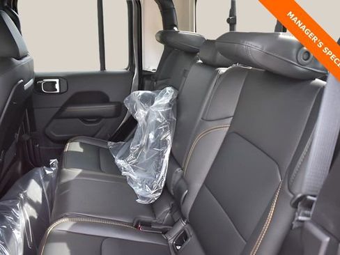 New 2025 Jeep Gladiator High Tide image 16