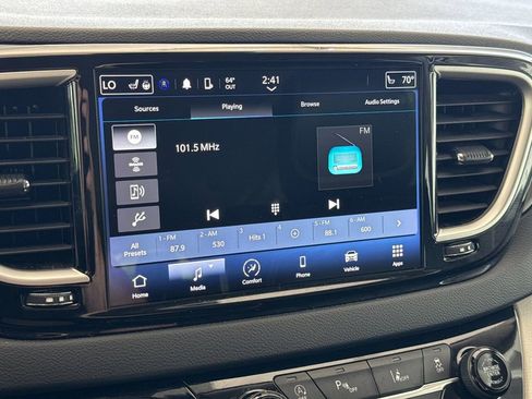 Used 2023 Chrysler Pacifica Touring-L image 18