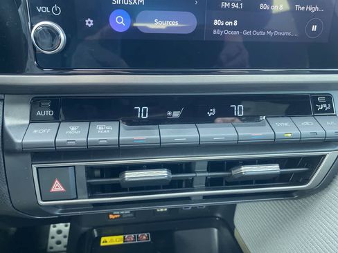 Used 2025 Toyota Camry SE w/ Convenience Package image 19