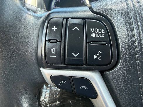 Used 2019 Toyota Highlander XLE AWD/4WD image 38