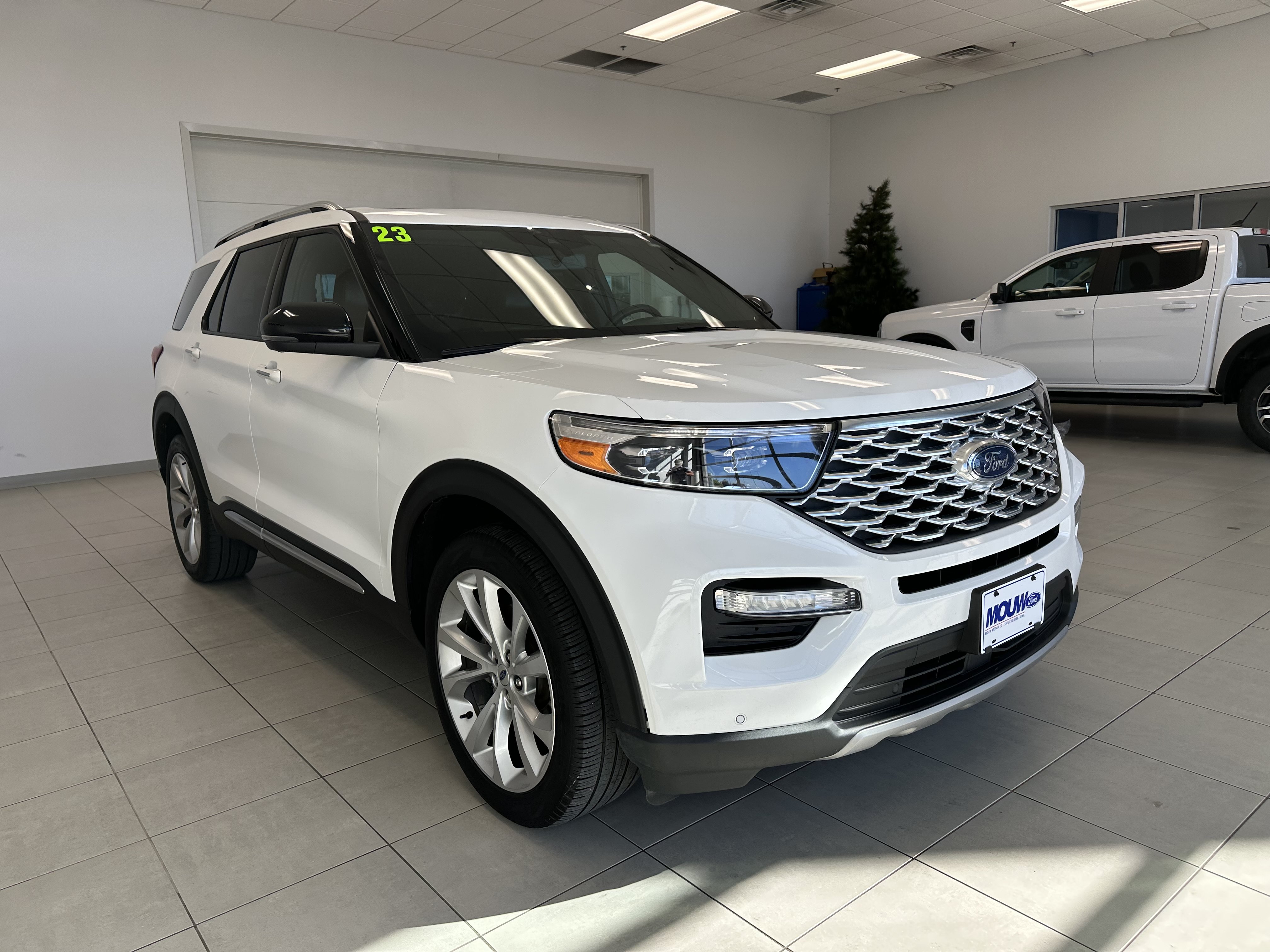 Used 2023 Ford Explorer Platinum w/ Technology Package AWD/4WD image 4