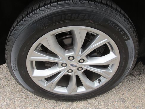 Used 2023 Ford Explorer XLT w/ Equipment Group 202A AWD/4WD image 15
