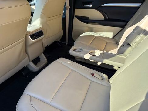 Used 2016 Toyota Highlander XLE FWD image 19