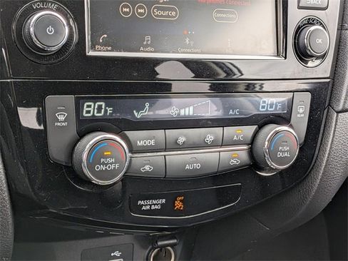 Used 2019 Nissan Rogue SV image 19