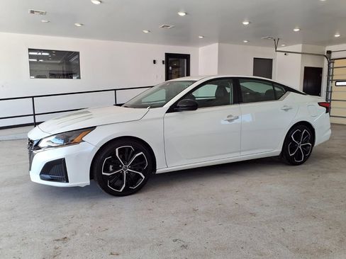 Used 2024 Nissan Altima 2.5 SR FWD image 2