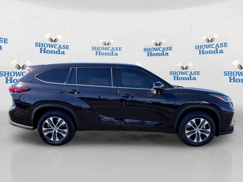 Used 2021 Toyota Highlander XLE FWD image 9