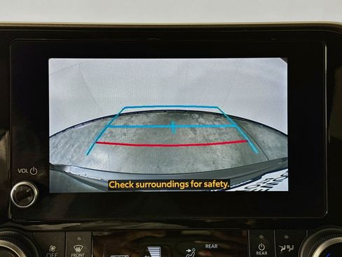 Used 2023 Toyota Highlander LE AWD/4WD image 13