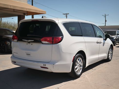 Used 2022 Chrysler Voyager LX image 4