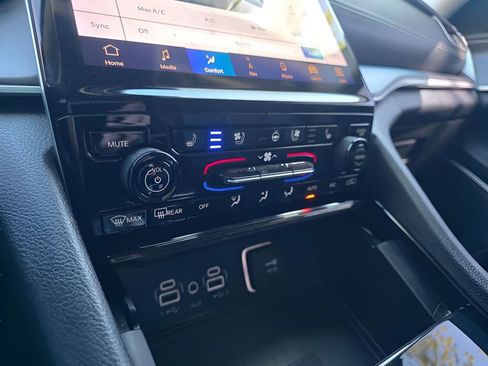 Used 2023 Jeep Grand Cherokee Limited w/ Luxury Tech Group II image 30