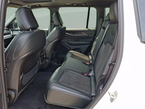 Certified 2023 Jeep Grand Cherokee Altitude AWD/4WD image 8