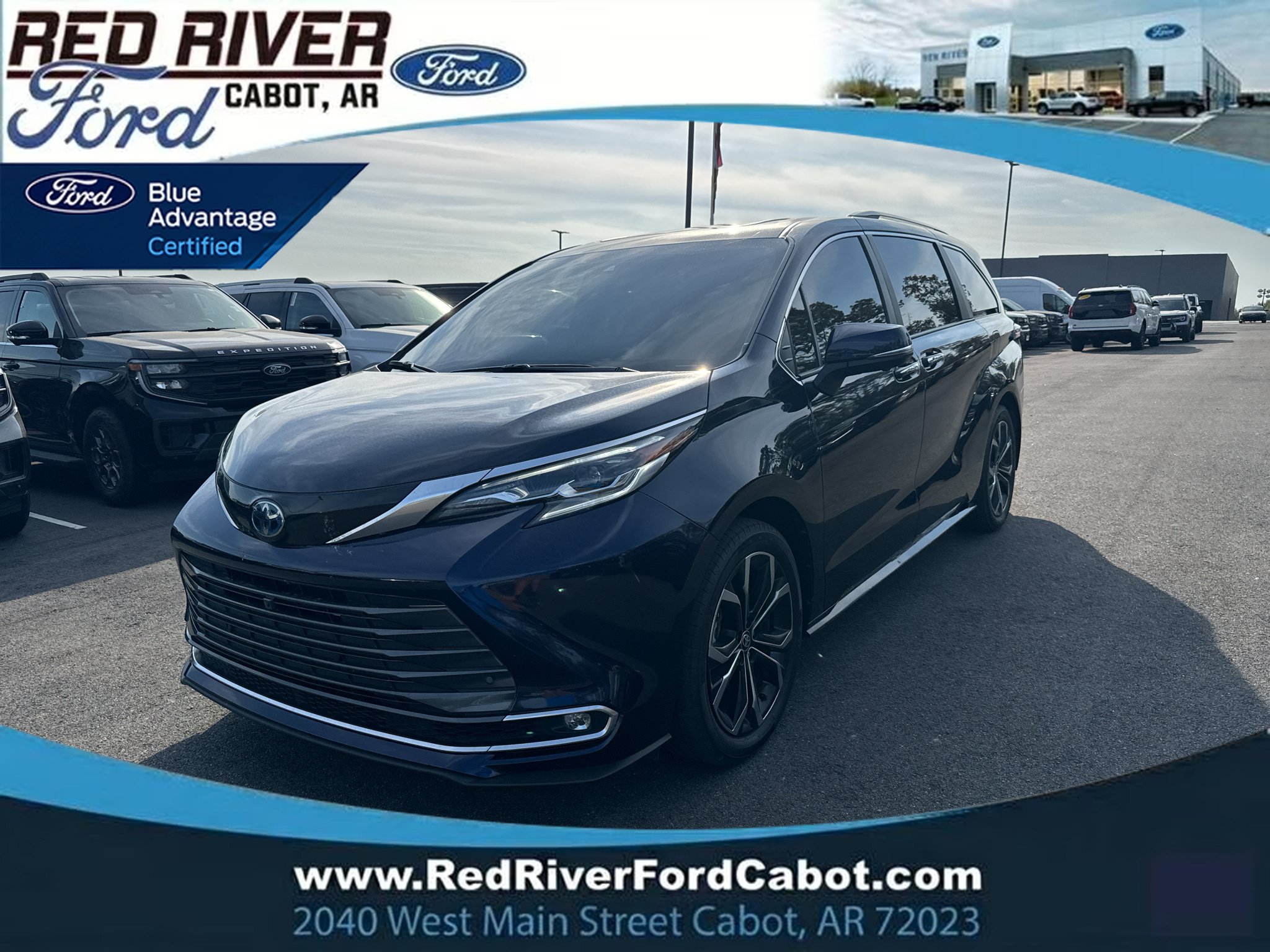 Used 2025 Toyota Sienna Platinum FWD image 1