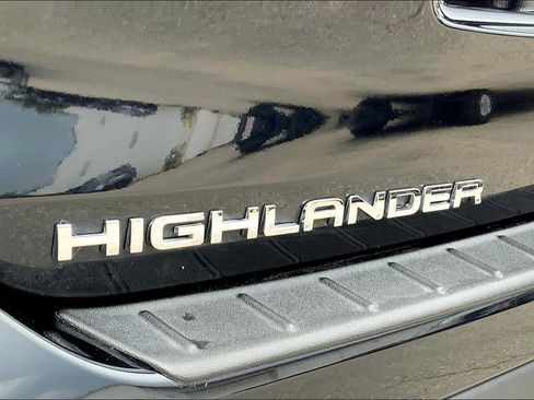 Used 2024 Toyota Highlander XLE FWD image 31