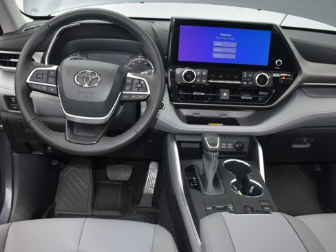 Used 2023 Toyota Highlander XLE FWD image 19