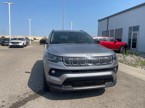 Used 2022 Jeep Compass Latitude w/ Convenience Group AWD/4WD image 3