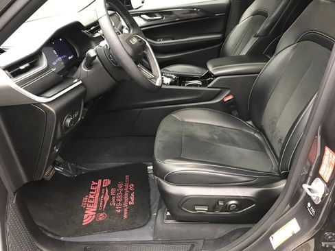 Used 2023 Jeep Grand Cherokee L Laredo image 9