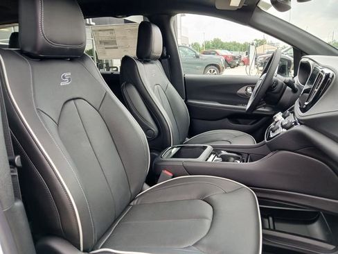 New 2027 Chrysler Pacifica Limited AWD/4WD image 16