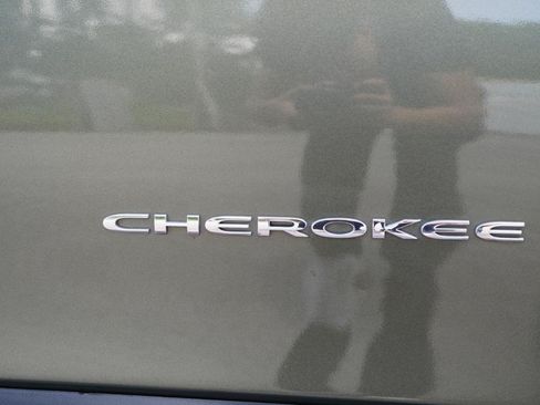 Used 2019 Jeep Cherokee Latitude w/ Popular Appearance Group AWD/4WD image 45