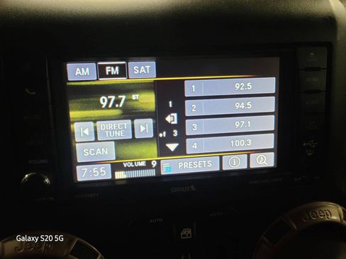 Used 2016 Jeep Wrangler Unlimited Sahara image 28