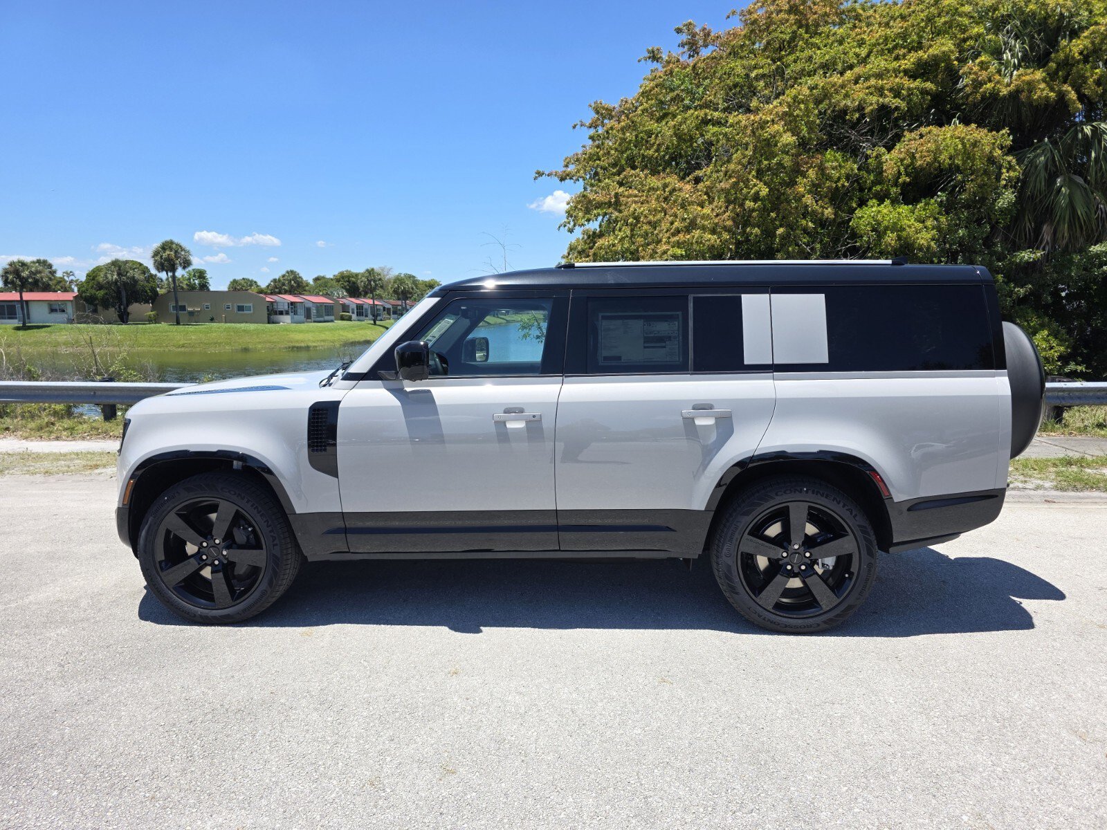 Used 2026 Land Rover Defender 130 X-Dynamic SE AWD/4WD image 7