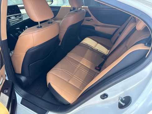 Used 2024 Lexus ES 300h Ultra Luxury w/ Accessory Package (Z2) FWD image 4