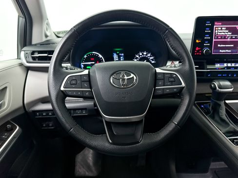 Used 2023 Toyota Sienna XLE w/ XLE Plus Package AWD/4WD image 4