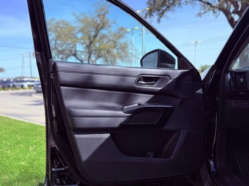 Used 2025 Nissan Pathfinder SV image 21