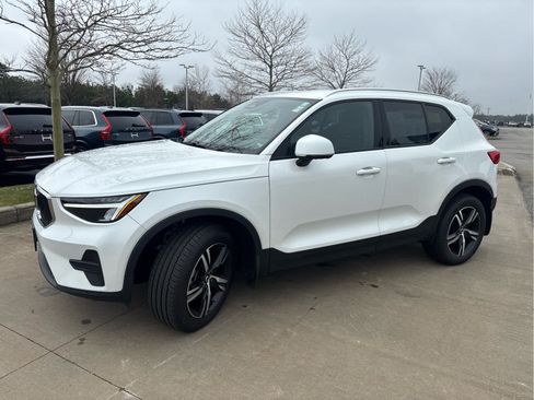 Used 2023 Volvo XC40 B5 Core w/ Convenience Package AWD/4WD image 4