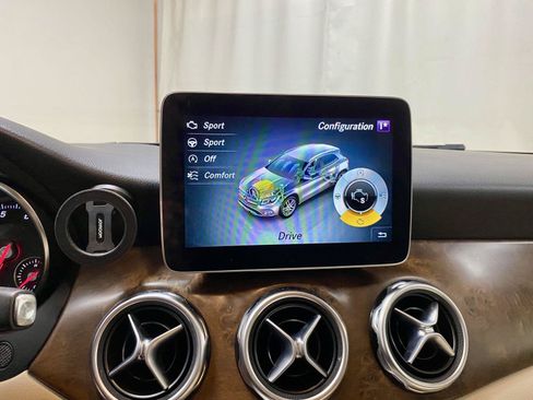 Used 2019 Mercedes-Benz GLA 250 4MATIC image 34