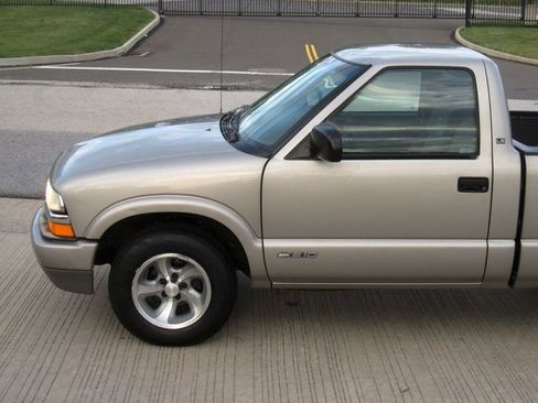 Used 2001 Chevrolet S10 Pickup LS w/ Preferred Equipment Group image 7