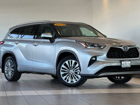 Used 2022 Toyota Highlander Platinum AWD/4WD image 2