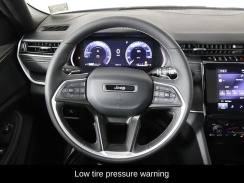 Used 2025 Jeep Grand Cherokee L Altitude AWD/4WD image 7