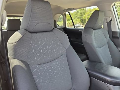 Used 2021 Toyota RAV4 XLE w/ Convenience Package FWD image 33