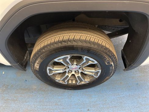 Certified 2025 GMC Sierra 1500 SLT image 17