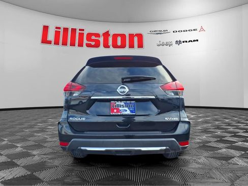 Used 2018 Nissan Rogue SV image 3