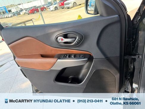 Used 2019 Jeep Cherokee Overland AWD/4WD image 35
